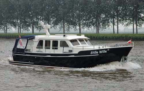 De Stille Wille II op het Amsterdam Rijn kanaal op weg naar de Hiswa te water 2006
